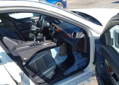 2012 Mercedes-Benz C 300 Sport 4Matic z USA, uszkodzony, nr VIN WDDGF8BB9CA710562